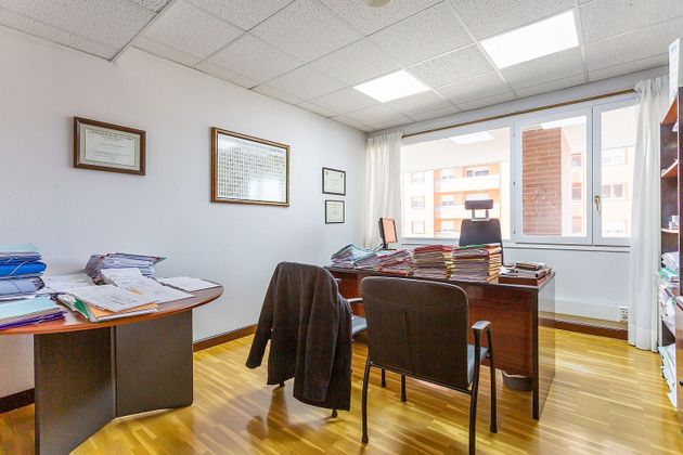 Foto 2 de Oficina en venda a calle De Irunlarrea amb terrassa i calefacció