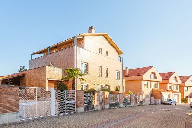 Foto 1 de Casa en venda a calle Lizarreta de 4 habitacions amb terrassa i garatge
