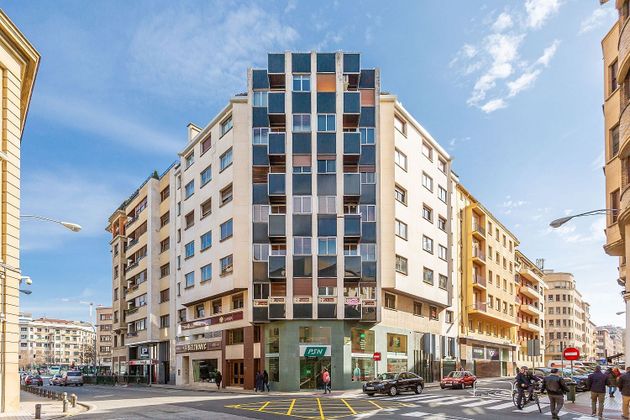 Foto 1 de Pis en venda a calle Navarro Villoslada de 6 habitacions amb garatge i balcó