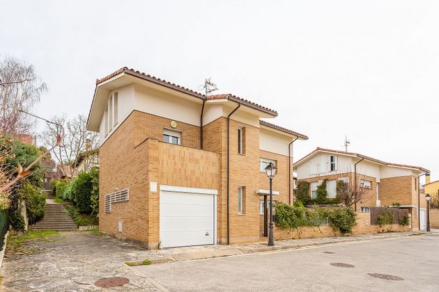 Foto 2 de Casa en venda a calle De Cizur de 4 habitacions amb garatge i jardí