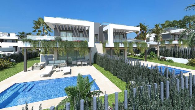 Foto 2 de Casa adossada en venda a calle +Fw de 3 habitacions amb terrassa i piscina
