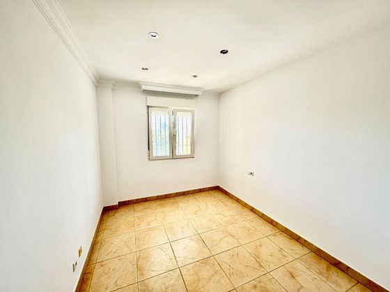 Foto 1 de Casa en venda a calle Cariñena de 4 habitacions amb terrassa