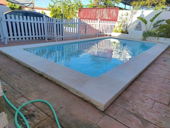 Foto 2 de Venta de chalet en Las Palmeras-Dehesilla de 4 habitaciones con piscina y jardín