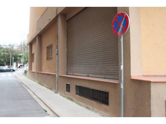Foto 2 de Venta de local en calle Josep Umbert de 130 m²