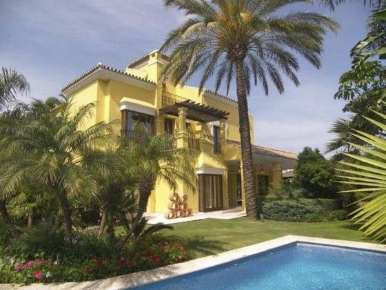 Foto 1 de Venta de chalet en Lomas de Marbella Club - Puente Romano de 5 habitaciones con terraza y piscina