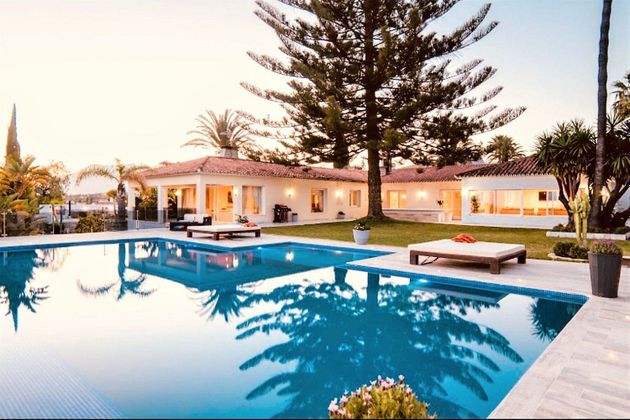 Foto 1 de Chalet en venta en Elviria de 8 habitaciones con terraza y piscina