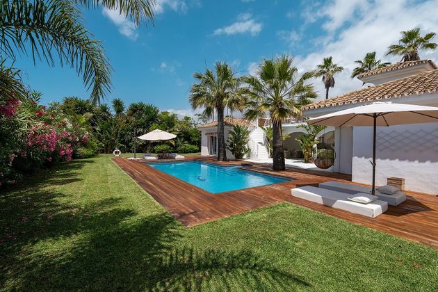 Foto 1 de Venta de chalet en Cabo Pino - Reserva de Marbella de 5 habitaciones con terraza y piscina