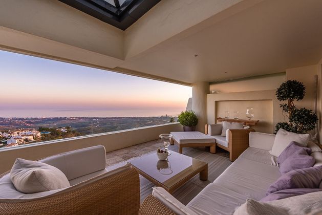 Foto 1 de Dúplex en venda a Los Monteros - Bahía de Marbella de 3 habitacions amb terrassa i piscina