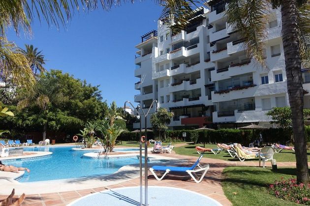 Foto 1 de Alquiler de piso en Puerto Banús de 2 habitaciones con terraza y piscina