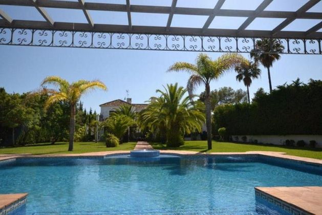 Foto 2 de Alquiler de chalet en Guadalmina de 6 habitaciones con terraza y piscina