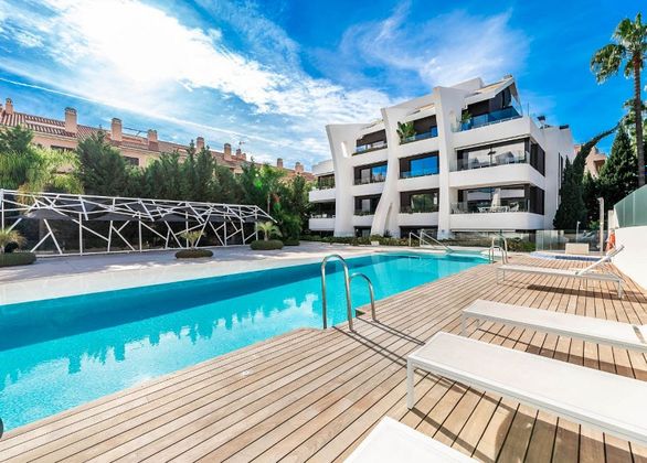Foto 1 de Ático en venta en Elviria de 3 habitaciones con terraza y piscina