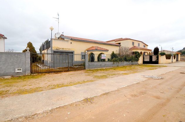 Foto 1 de Casa en venta en Almenara de Tormes de 6 habitaciones con piscina