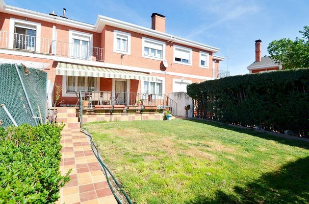 Foto 1 de Casa adossada en venda a Santa Marta de Tormes de 5 habitacions amb terrassa i piscina