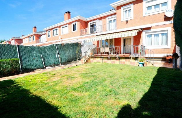 Foto 2 de Casa adossada en venda a Santa Marta de Tormes de 5 habitacions amb terrassa i piscina