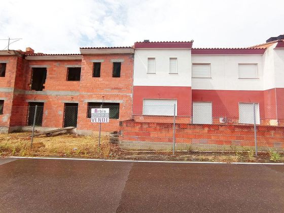 Foto 2 de Casa adossada en venda a Fuentes de Oñoro de 3 habitacions amb garatge
