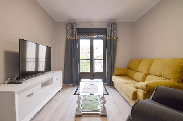 Foto 1 de Pis en lloguer a Centro - Salamanca de 4 habitacions amb mobles i balcó