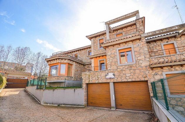 Foto 1 de Casa en venda a Villamayor de 4 habitacions amb terrassa i garatge