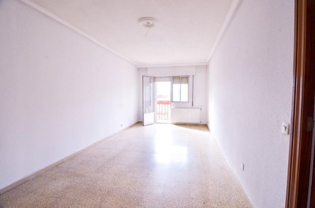 Foto 2 de Venta de piso en Tormes - La Vega de 3 habitaciones con terraza y balcón