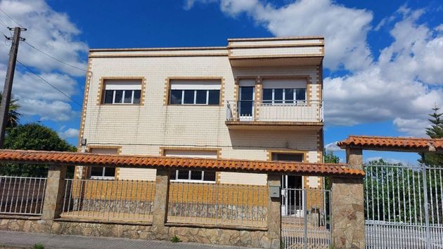 Foto 1 de Venta de casa en Boiro de 5 habitaciones con garaje y balcón