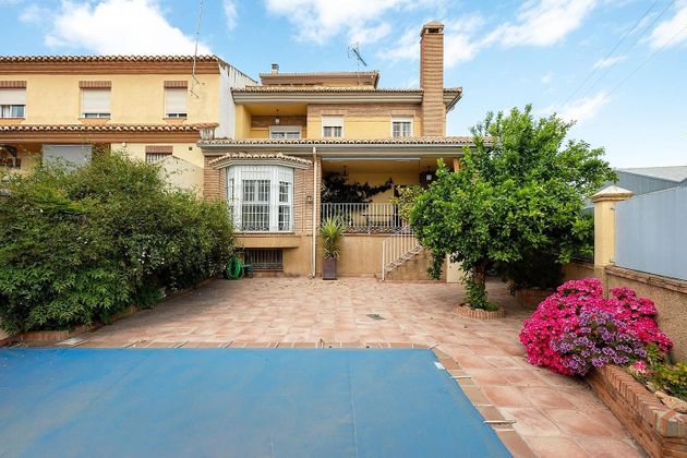 Foto 2 de Casa adossada en venda a calle De Chavarino de 5 habitacions amb terrassa i piscina