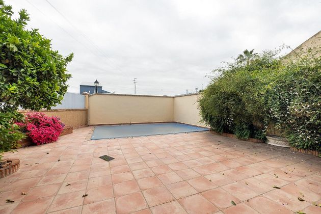 Foto 1 de Casa adossada en venda a calle De Chavarino de 5 habitacions amb terrassa i piscina
