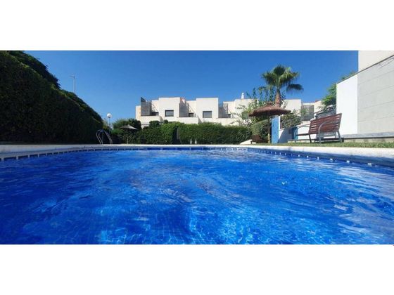 Foto 1 de Casa adossada en venda a Pueblo Español-Coveta Fumá de 3 habitacions amb terrassa i piscina