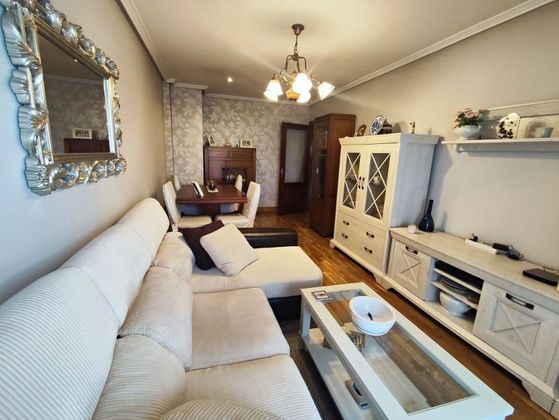 Foto 2 de Piso en venta en Roces de 3 habitaciones con terraza y garaje