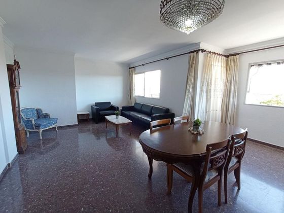 Foto 1 de Piso en alquiler en La Creu Coberta de 4 habitaciones con terraza y muebles