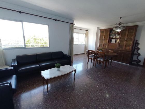 Foto 2 de Piso en alquiler en La Creu Coberta de 4 habitaciones con terraza y muebles