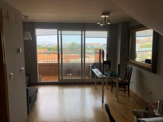 Foto 2 de Piso en alquiler en Ciutat Jardí de 2 habitaciones con muebles y balcón