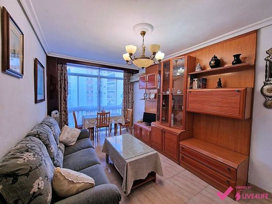 Foto 2 de Alquiler de piso en Triana Oeste de 3 habitaciones con muebles y balcón