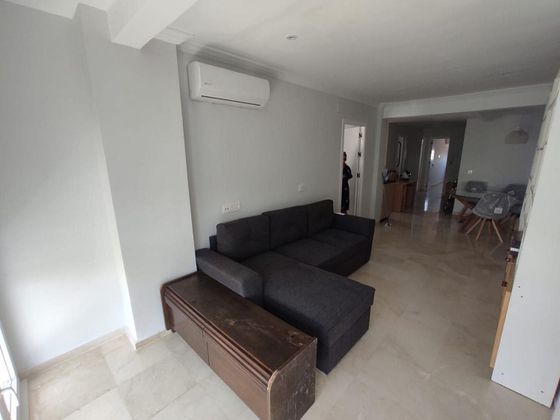 Foto 2 de Piso en alquiler en Los Remedios de 3 habitaciones con muebles y aire acondicionado