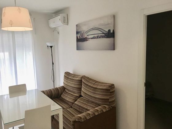 Foto 2 de Pis en lloguer a calle Rubén Darío de 3 habitacions amb mobles i balcó
