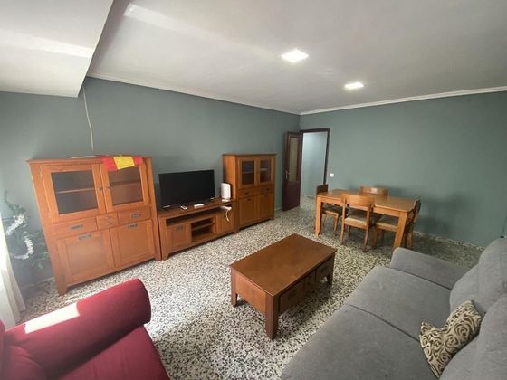 Foto 1 de Piso en alquiler en calle De Manuela Estellés de 4 habitaciones con terraza y muebles