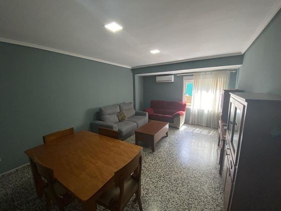 Foto 2 de Pis en lloguer a calle De Manuela Estellés de 4 habitacions amb terrassa i mobles