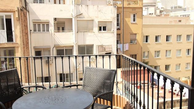 Foto 1 de Piso en alquiler en El Gòtic de 2 habitaciones con terraza y muebles