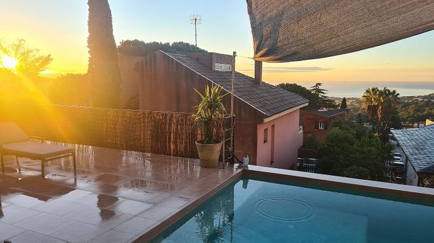 Foto 1 de Venta de casa en Alella de 7 habitaciones con terraza y piscina
