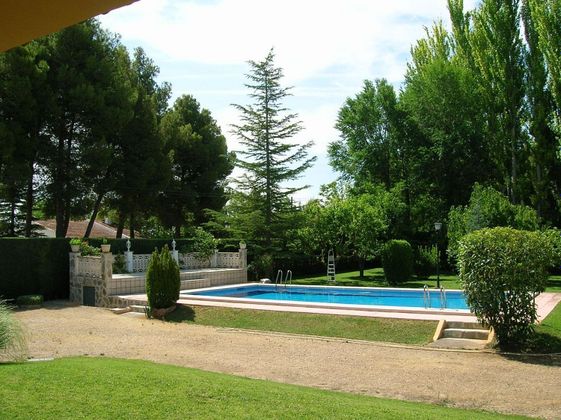 Foto 1 de Venta de chalet en Hermanos Falcó - Sepulcro Bolera de 5 habitaciones con piscina y jardín