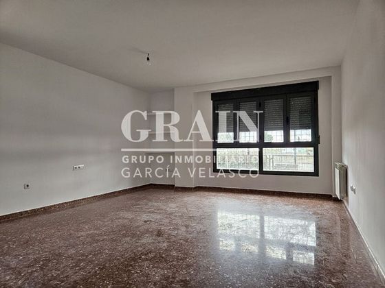 Foto 1 de Venta de piso en Santa Cruz - Industria - Polígono Campollano de 3 habitaciones con piscina y garaje