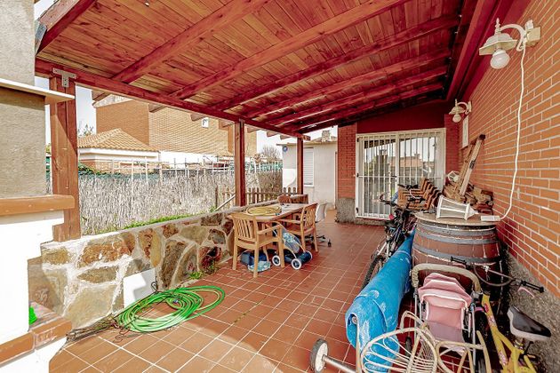 Foto 1 de Venta de chalet en Chiloeches de 4 habitaciones con piscina y jardín