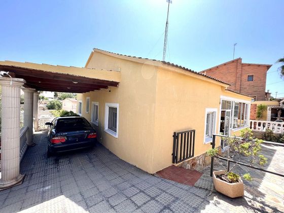 Foto 1 de Venta de chalet en calle Violeta de 5 habitaciones con terraza y jardín