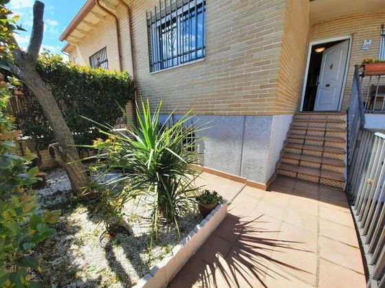 Foto 2 de Casa adosada en venta en Escalona de 4 habitaciones con piscina y garaje