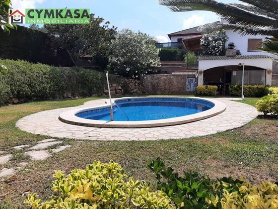 Foto 2 de Casa en venta en Montbarbat de 4 habitaciones con terraza y piscina