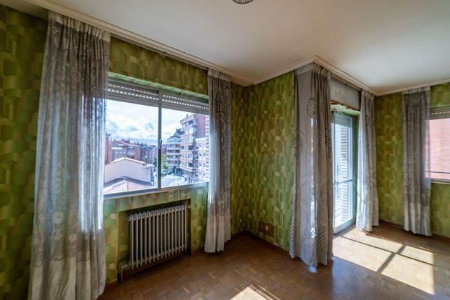 Foto 2 de Piso en venta en calle Escultor Becerra de 4 habitaciones con balcón y calefacción