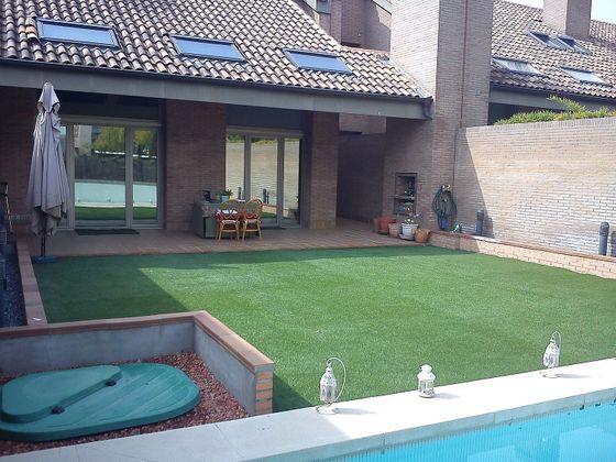 Foto 2 de Casa adosada en venta en La Finca de 6 habitaciones con terraza y piscina
