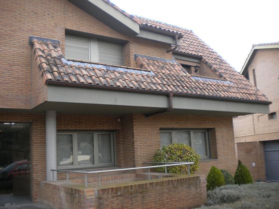 Foto 2 de Casa adossada en venda a La Finca de 5 habitacions amb terrassa i piscina