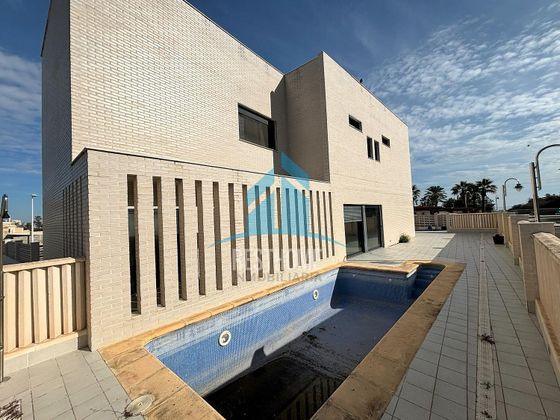 Foto 1 de Venta de casa en El Faro - El Dossel de 6 habitaciones con terraza y piscina