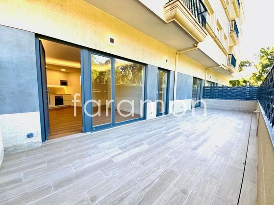 Foto 1 de Piso en venta en Sanxenxo de 2 habitaciones con terraza y calefacción