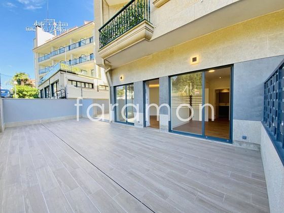Foto 1 de Piso en venta en Sanxenxo de 2 habitaciones con terraza y calefacción