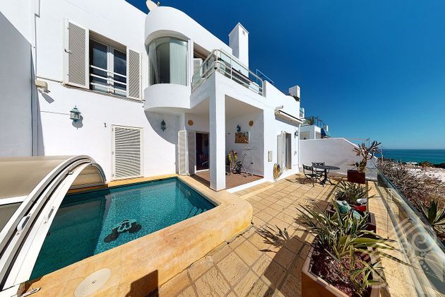 Foto 2 de Casa adossada en venda a calle Jesús de Perceval de 4 habitacions amb terrassa i piscina